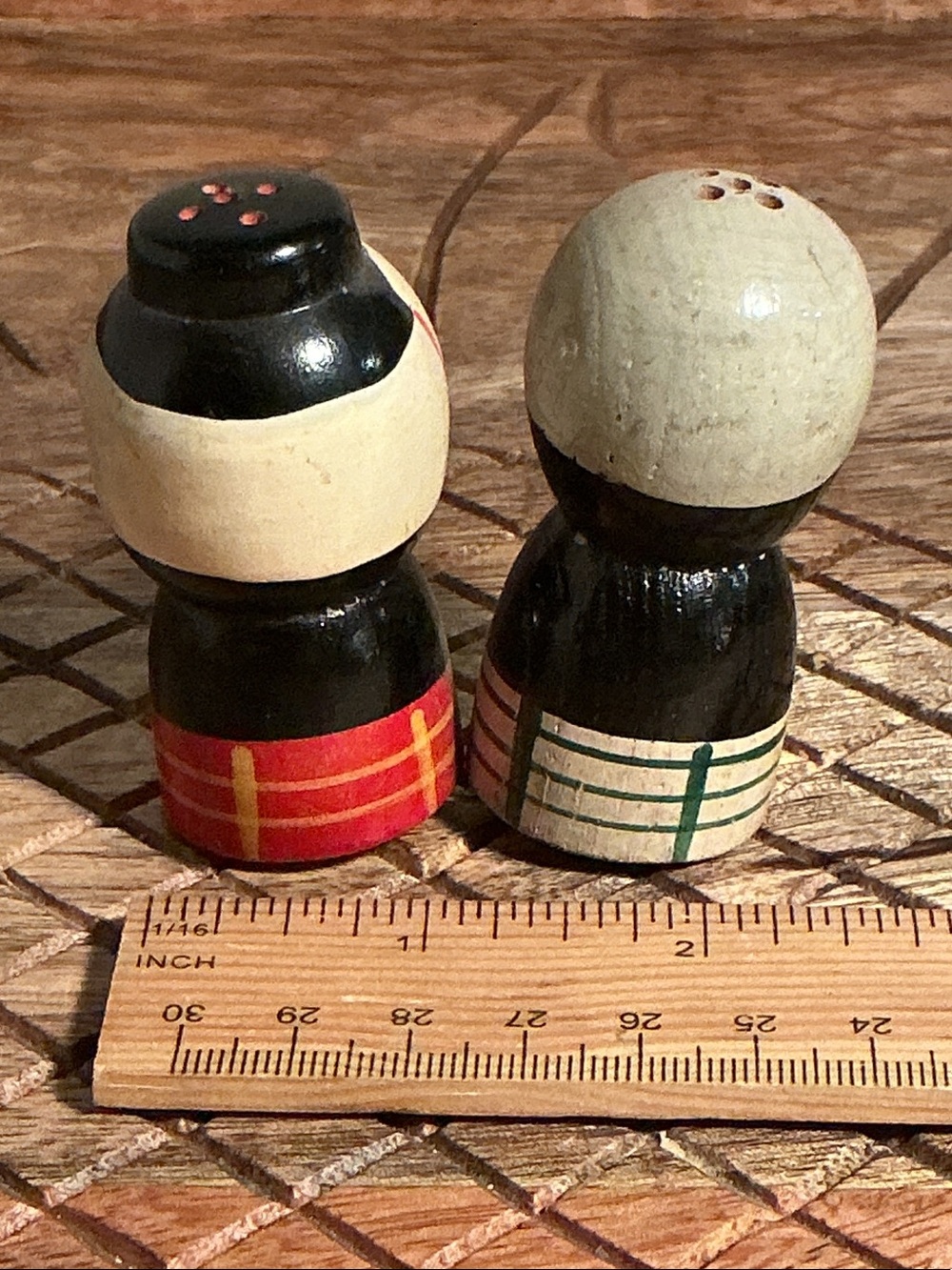 Vintage unique Wooden Black Doll Salt & Pepper Shakers - Hand Painted Rare - Picture 4 of 7